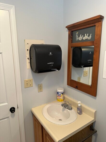 More Photos Of 40 S River Rd, Bedford Medical For Lease