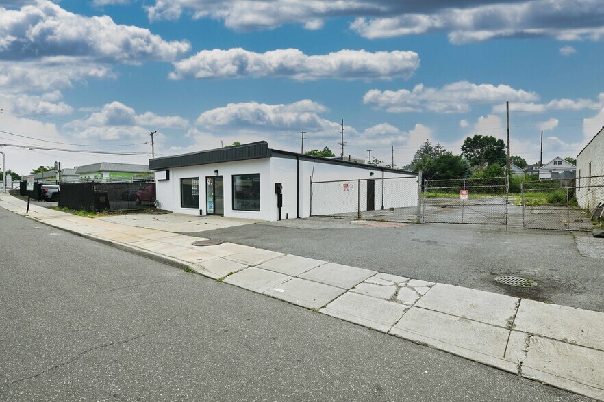 More Photos Of 88 S Bayles Ave, Port Washington General Retail For Sale