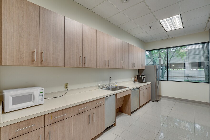 More Photos Of 2711 Lyndon B Johnson Fwy, Dallas Office For Lease