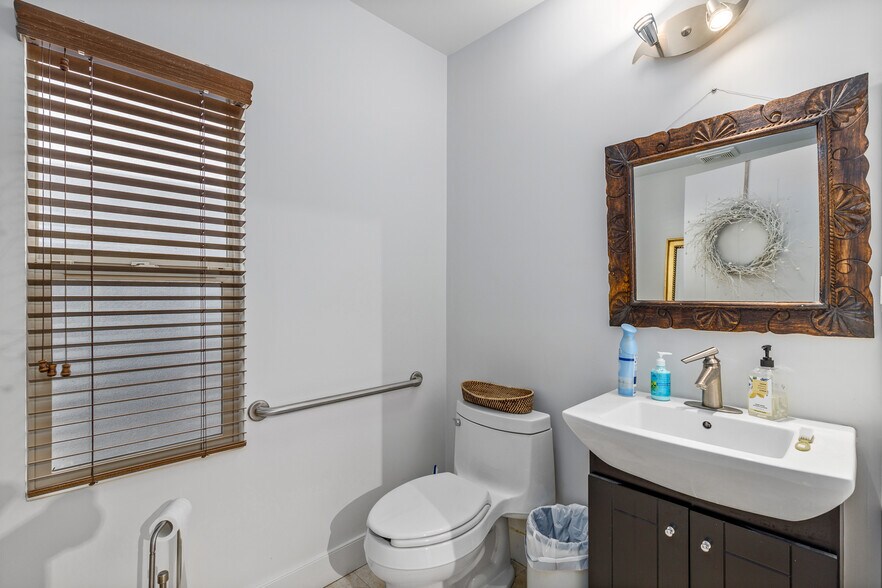 More Photos Of 2032 34th Ave SW, Calgary Office For Sale