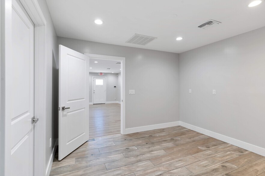 More Photos Of 6470 W Desert Inn Rd, Las Vegas Coworking Space