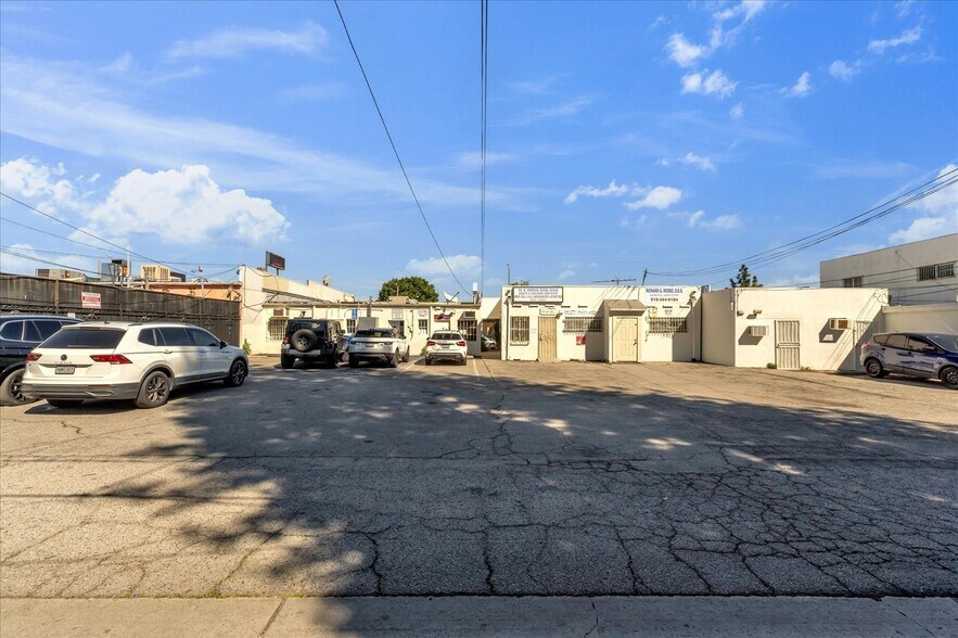 More Photos Of 18032 Ventura Blvd, Encino Medical For Lease