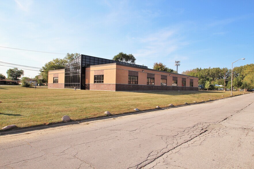 More Photos Of 14240 Dante Ave, Dolton Loft Creative Space For Lease