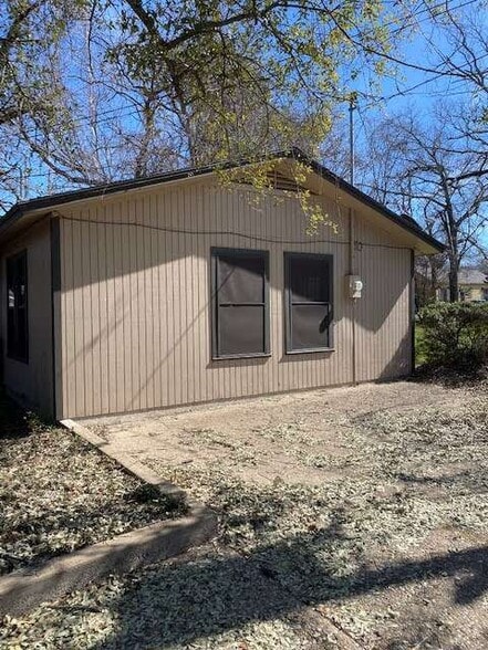 More Photos Of 500 E Corsicana St, Athens Freestanding For Lease