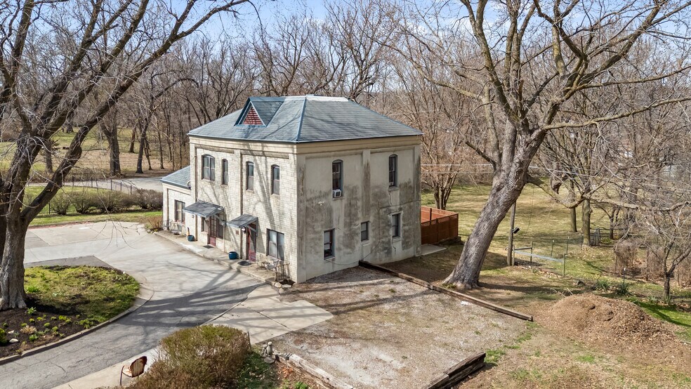 More Photos Of 809 Hall St, Saint Joseph Hospitality For Sale