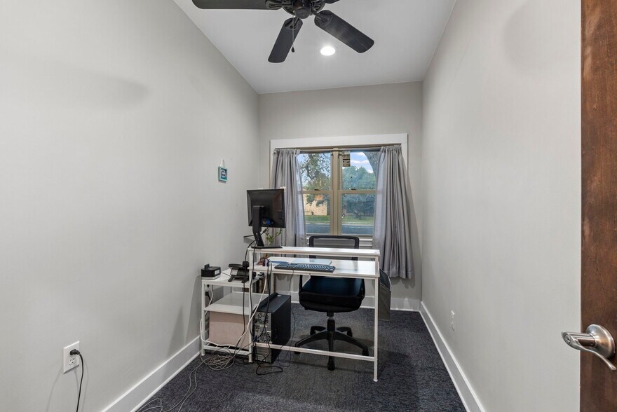 More Photos Of 9518 Tioga Dr, San Antonio Office For Sale