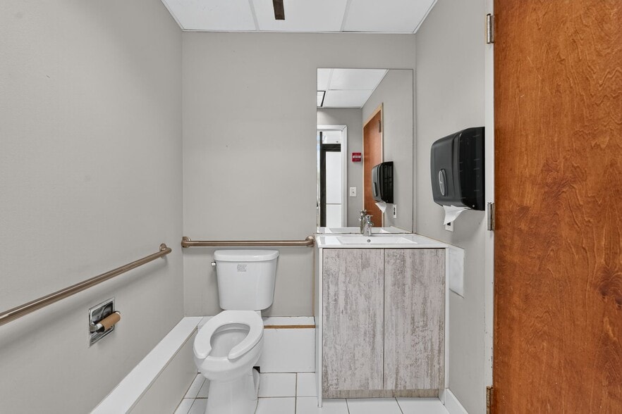 More Photos Of 900 N Taylor St, Arlington Continuing Care Retirement Community For Lease