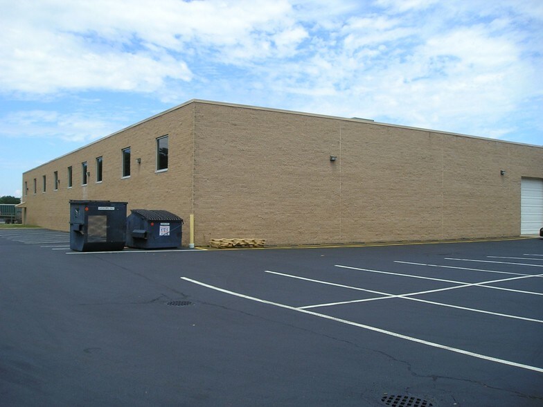 More Photos Of 30 Crossways E, Bohemia Manufacturing For Lease