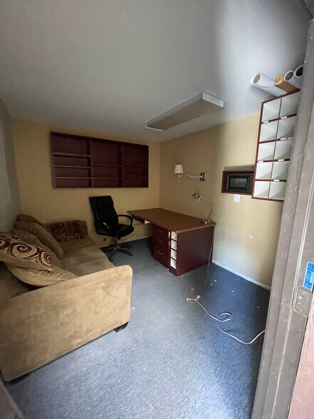 More Photos Of 15121-15127 Califa St, Van Nuys Warehouse For Lease