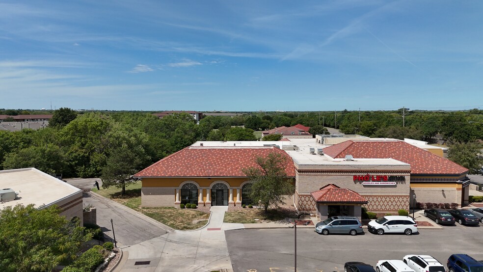 More Photos Of 2929 N Rock Rd, Wichita Unknown For Lease