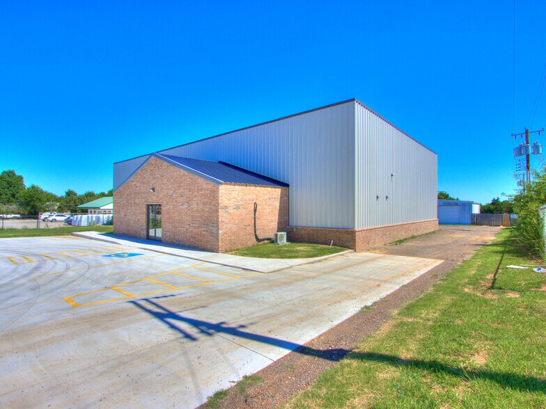 More Photos Of 18608 NE 23rd St, Harrah Light Distribution For Lease