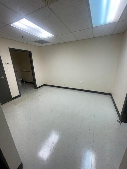 More Photos Of 22 Old Dock Rd, Yaphank Warehouse For Lease