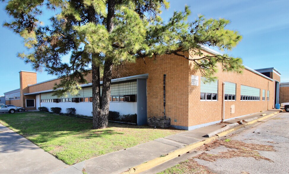More Photos Of 5520 Armour Dr, Houston Warehouse For Lease