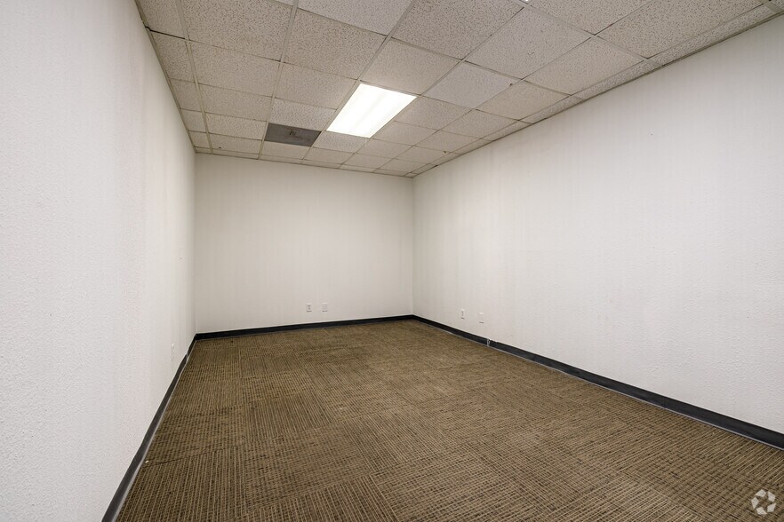 More Photos Of 325 Gold St, Garland Warehouse For Lease