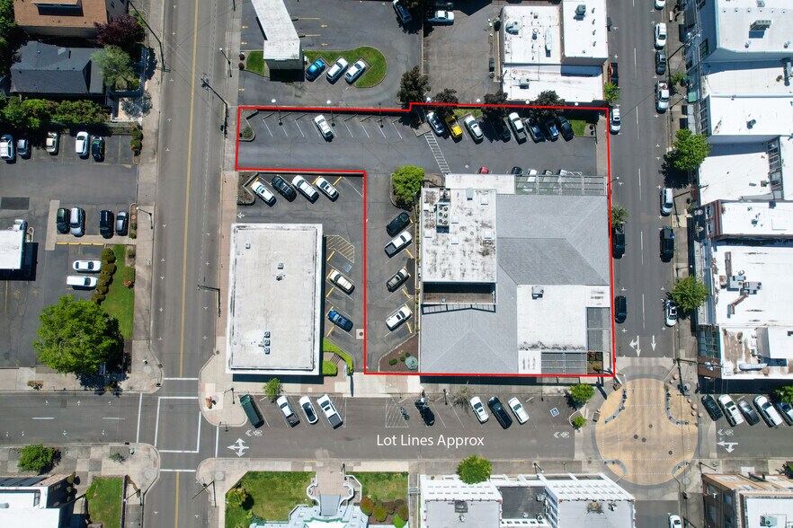 More Photos Of 619 SE Main St, Roseburg Bank For Lease