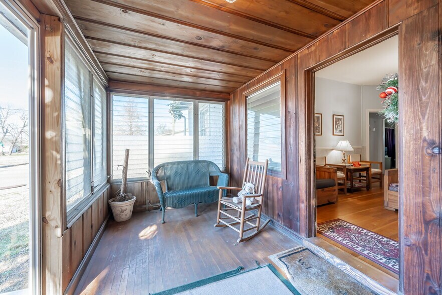 More Photos Of 211 N 5th Ave, Hopewell Office For Sale