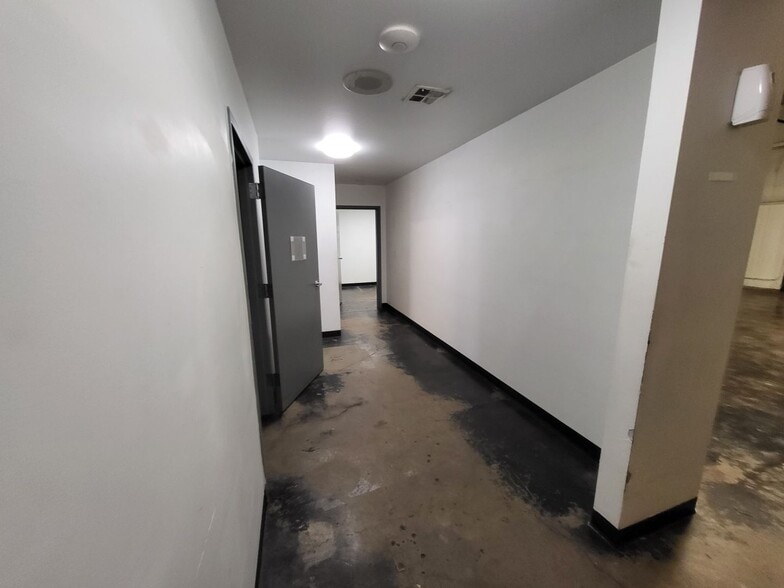 More Photos Of 4455 Woods and Sons Ave, Edmond Manufacturing For Lease