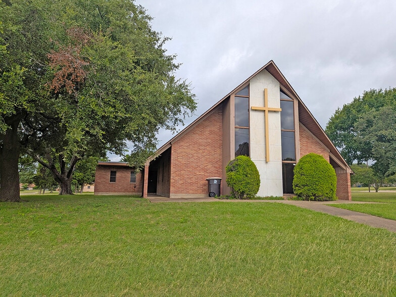 More Photos Of 5915 Singing Hills Dr, Dallas Religious Facility For Sale