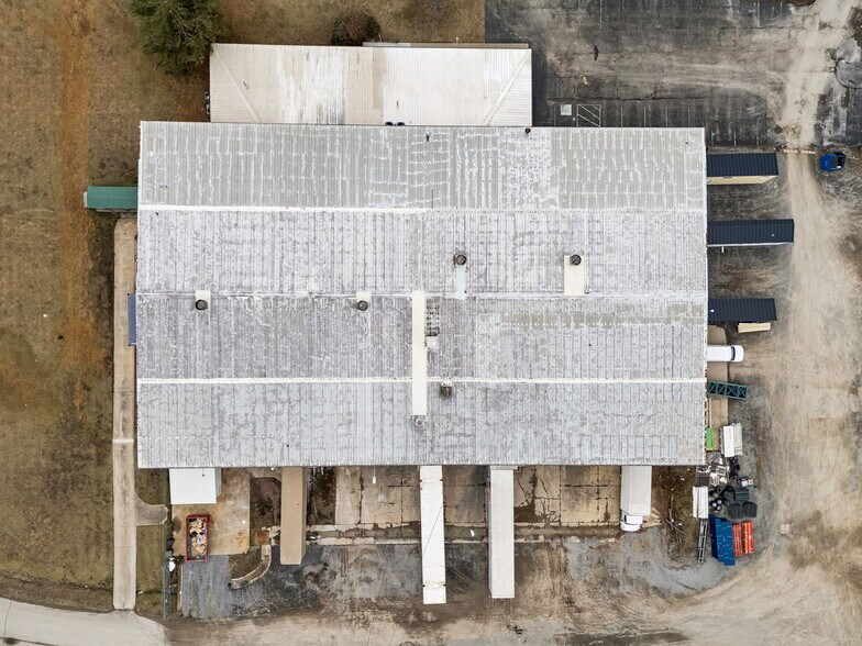 More Photos Of 411 Industrial Dr, White House Manufacturing For Lease
