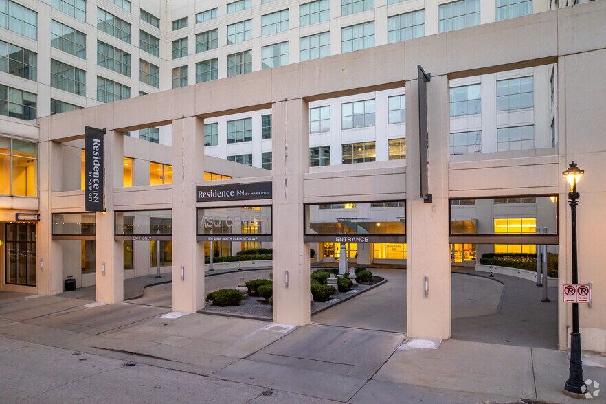 More Photos Of 600 N Plankinton Ave, Milwaukee Office For Lease