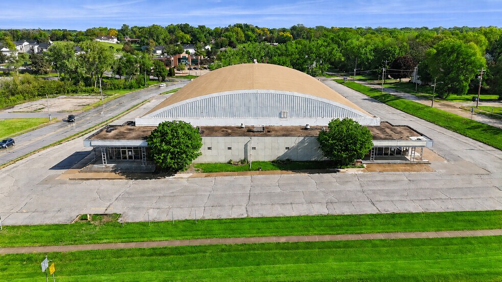 More Photos Of 7201 Hickman Rd, Urbandale Skating Rink For Sale