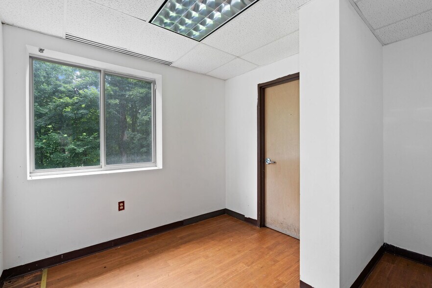 More Photos Of 4 Corwin Ct, Newburgh Medical For Sale