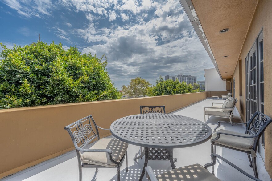 More Photos Of 449 S Beverly, Beverly Hills Office For Sale