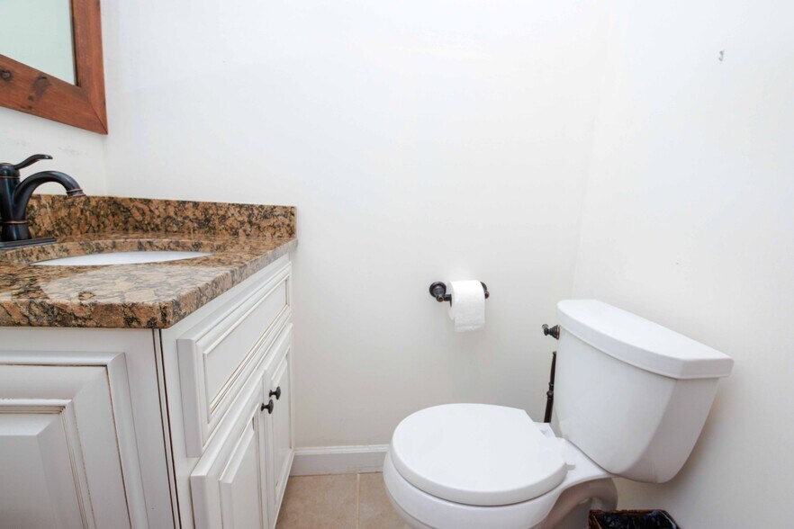 More Photos Of 106 N Alexander Ave, Washington Office For Sale