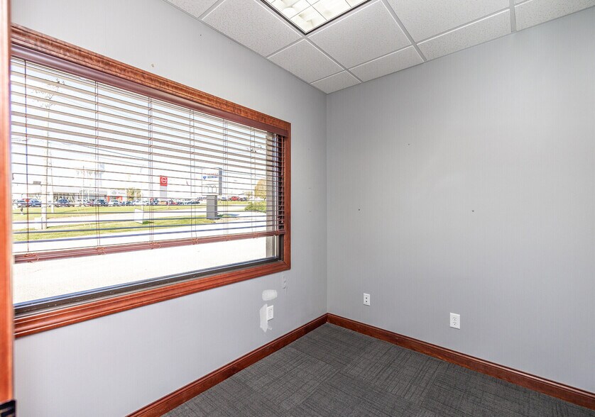 More Photos Of 3709 N Harrison St, Davenport Office For Sale