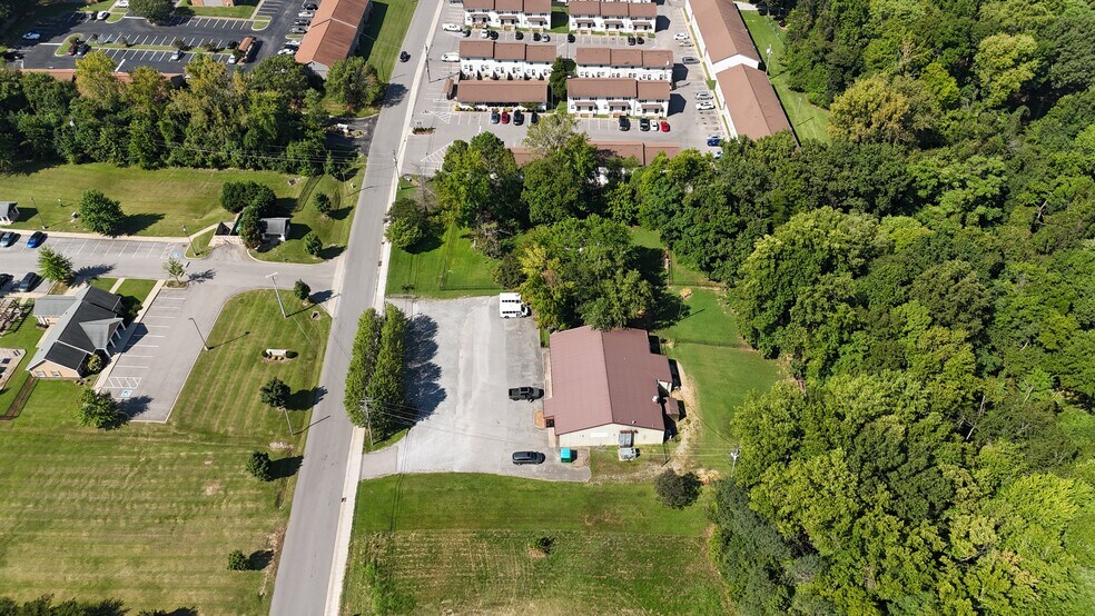 More Photos Of 115 W Concord Dr, Clarksville Flex For Sale