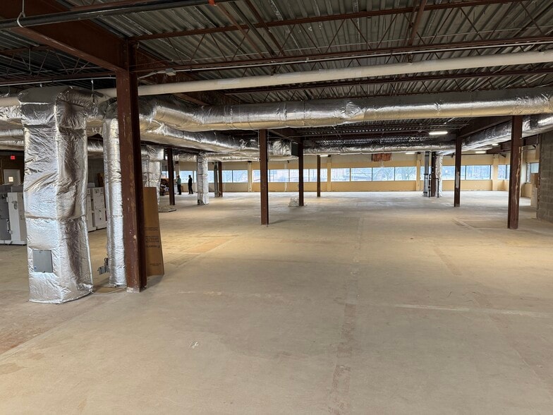 More Photos Of 19701 Vernier Rd, Harper Woods Office For Lease