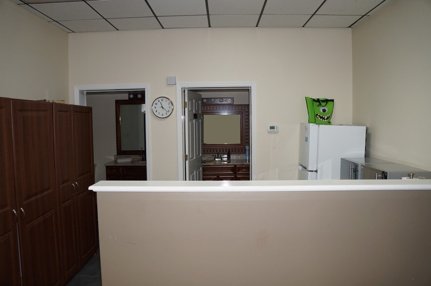 More Photos Of 205 Montgomery Ave, Sarasota Office For Sale