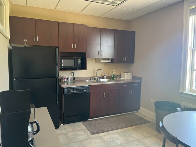 More Photos Of 601 Oregon St, Oshkosh Office For Lease