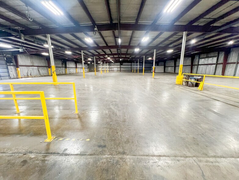 More Photos Of 2021 Illini Ave, Vandalia Manufacturing For Lease