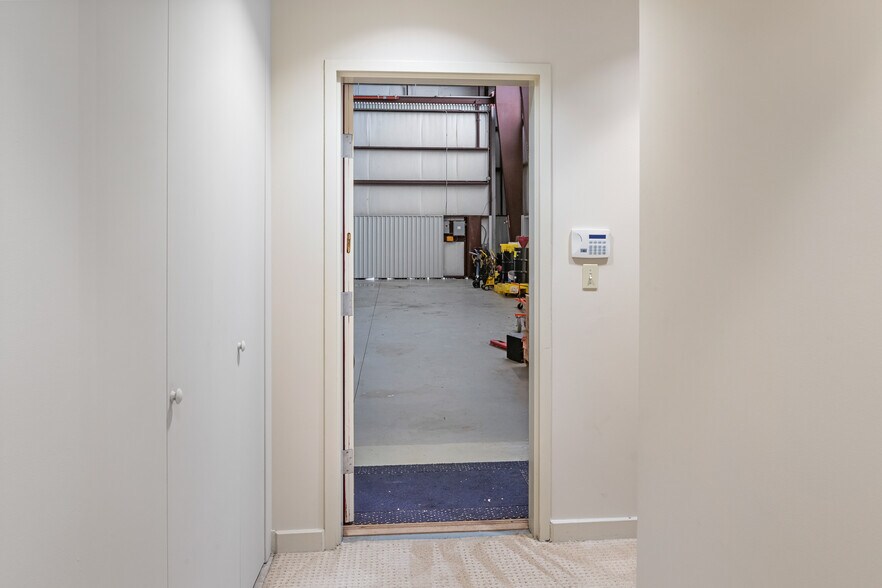 More Photos Of 18000 Groeschke Rd, Houston Airplane Hangar For Lease