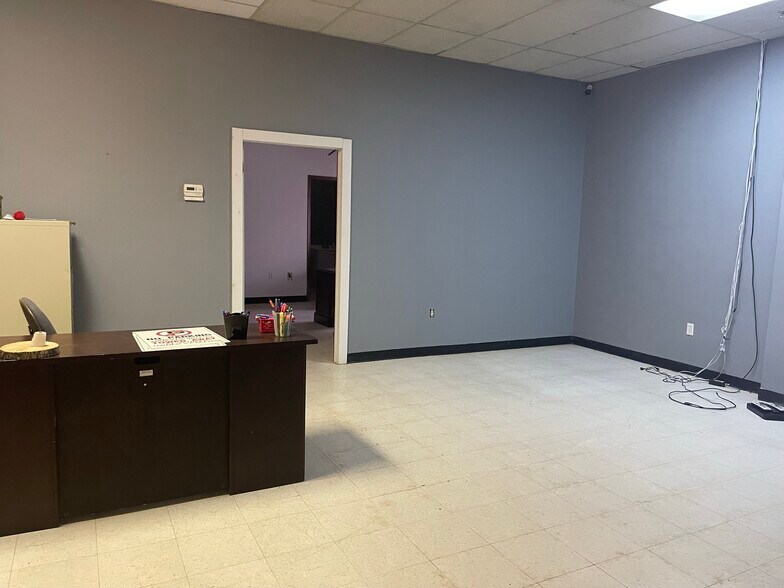 More Photos Of 134 Elm St, Anniston Freestanding For Lease