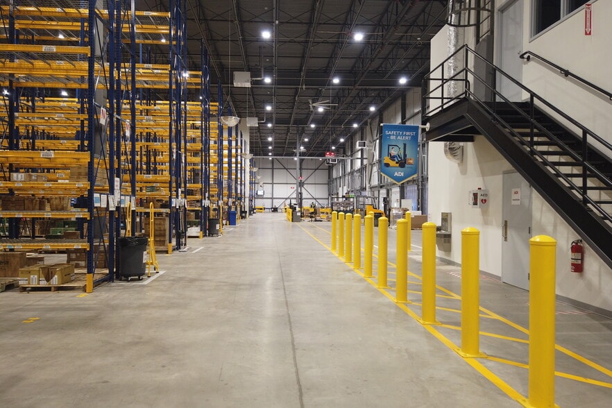 More Photos Of 1245 De L'aviation Av, Dieppe Manufacturing For Lease