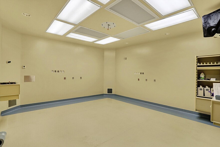 More Photos Of 711 W Gardner Dr, Marion Medical For Sale