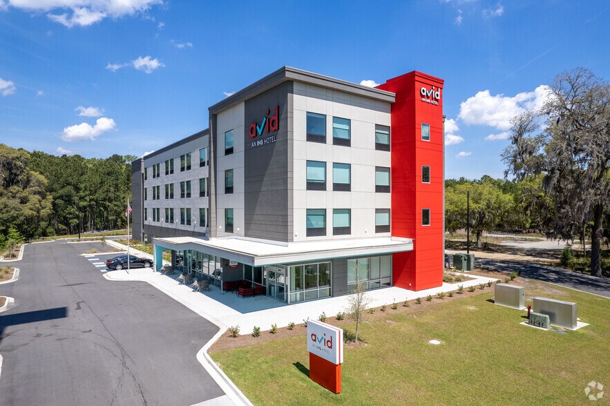 Primary Photo Of 9 Gateway Blvd W, Savannah Hotel For Sale