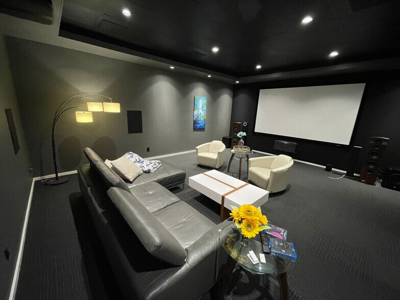 More Photos Of 13222-13228 SE 30th St, Bellevue Showroom For Lease