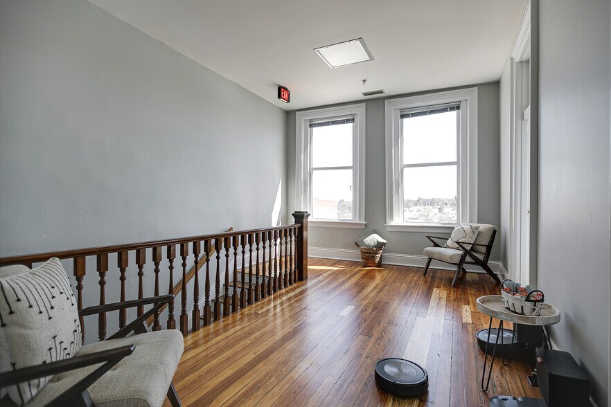 More Photos Of 809 S Main St, Columbia Office For Sale