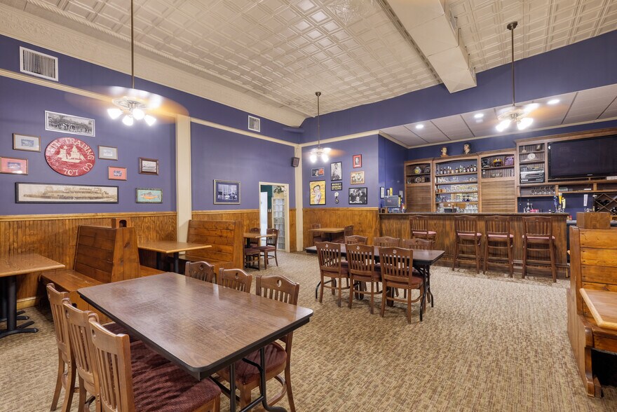 More Photos Of 110-112 Trinity St, Abbeville Storefront For Sale