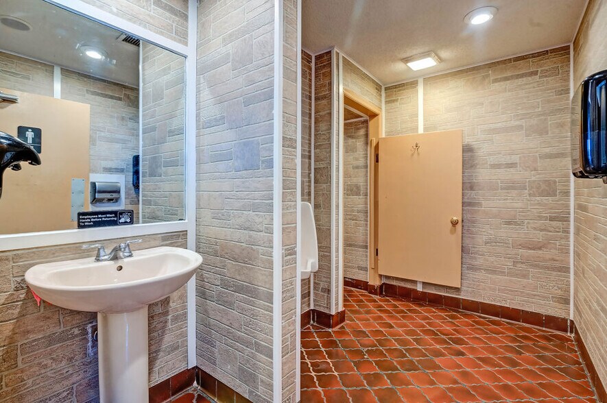 More Photos Of 1565 Marion-Waldo Rd, Marion General Retail For Sale