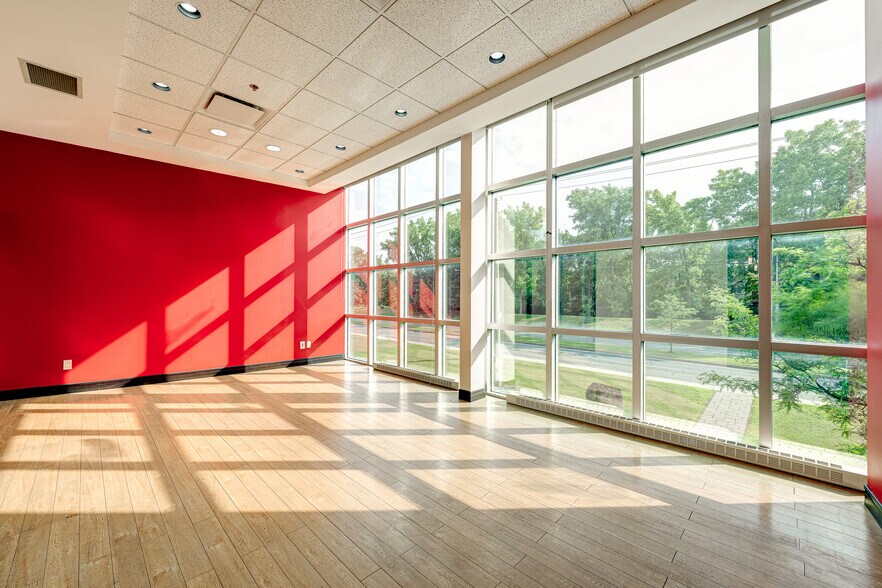 More Photos Of 867-877 Boul Jean-Paul-Vincent, Longueuil Warehouse For Lease
