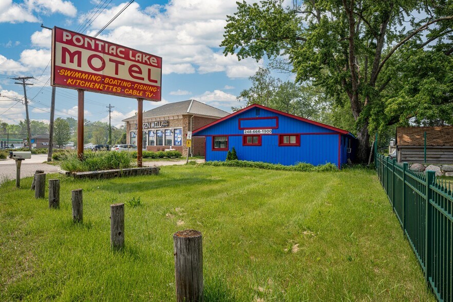 More Photos Of 8230 Highland Rd, White Lake Hotel For Sale
