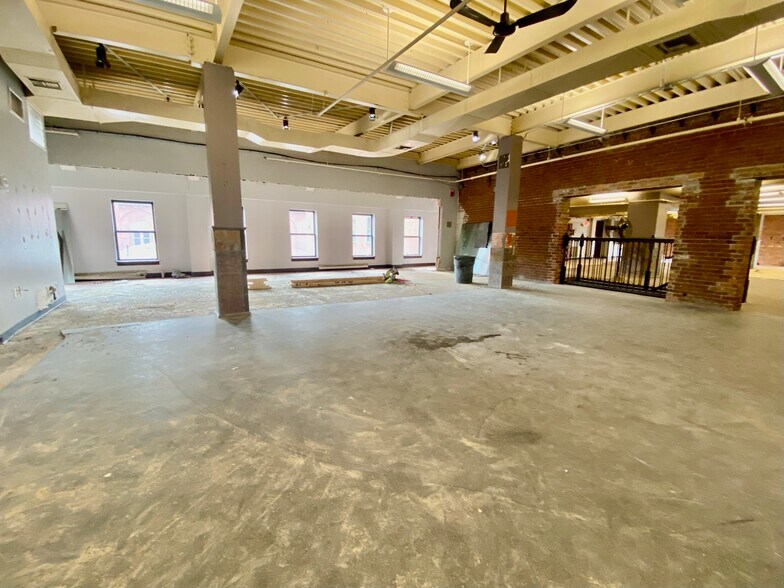 More Photos Of 10 Main St, Andover Storefront Retail Office For Lease