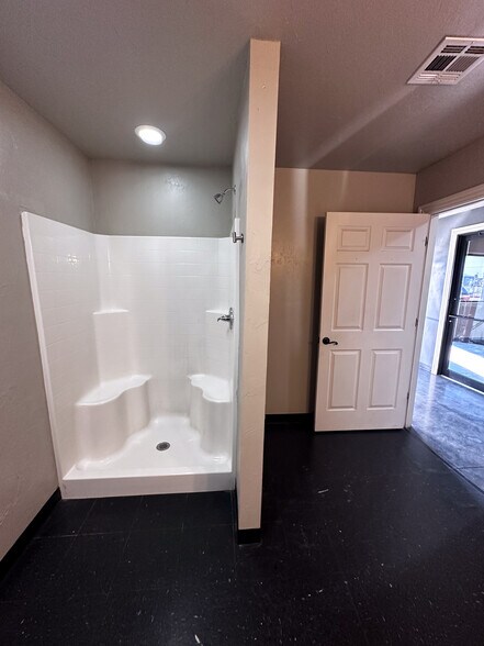 More Photos Of 524 Tower Dr, Moore Flex For Lease