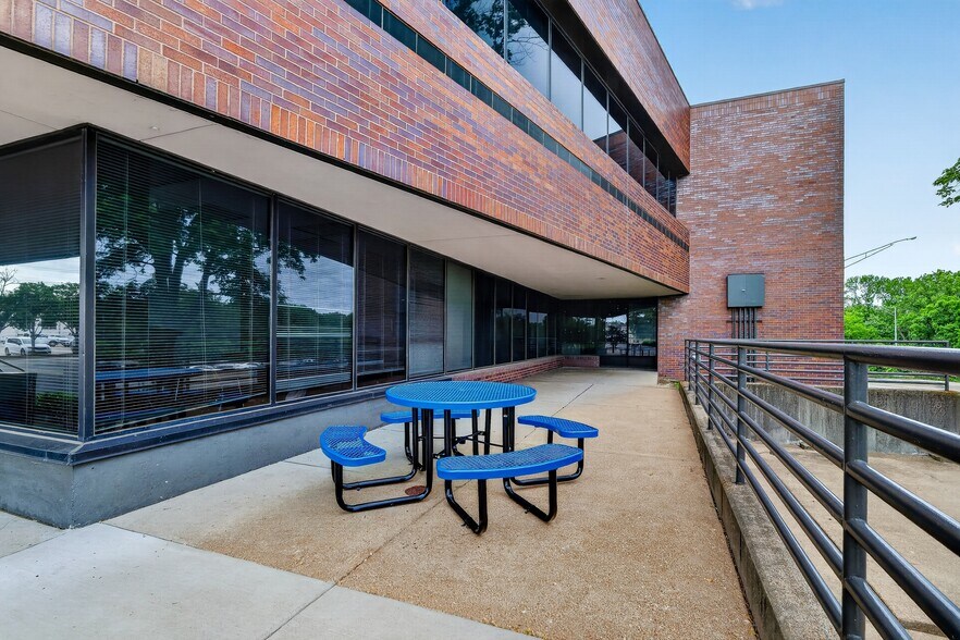 More Photos Of 8888 Ladue Rd, Ladue Medical For Lease