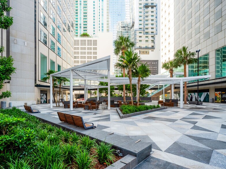 More Photos Of 200 S Biscayne Blvd, Miami Office For Lease