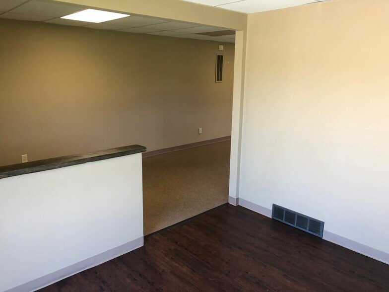 More Photos Of 7878 Gull Rd, Richland Warehouse For Lease